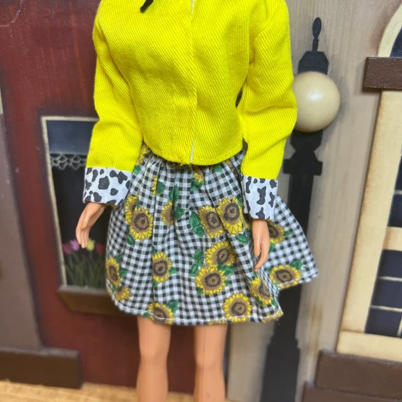 Vintage 1998 Barbie Doll - Picture 6 of 13